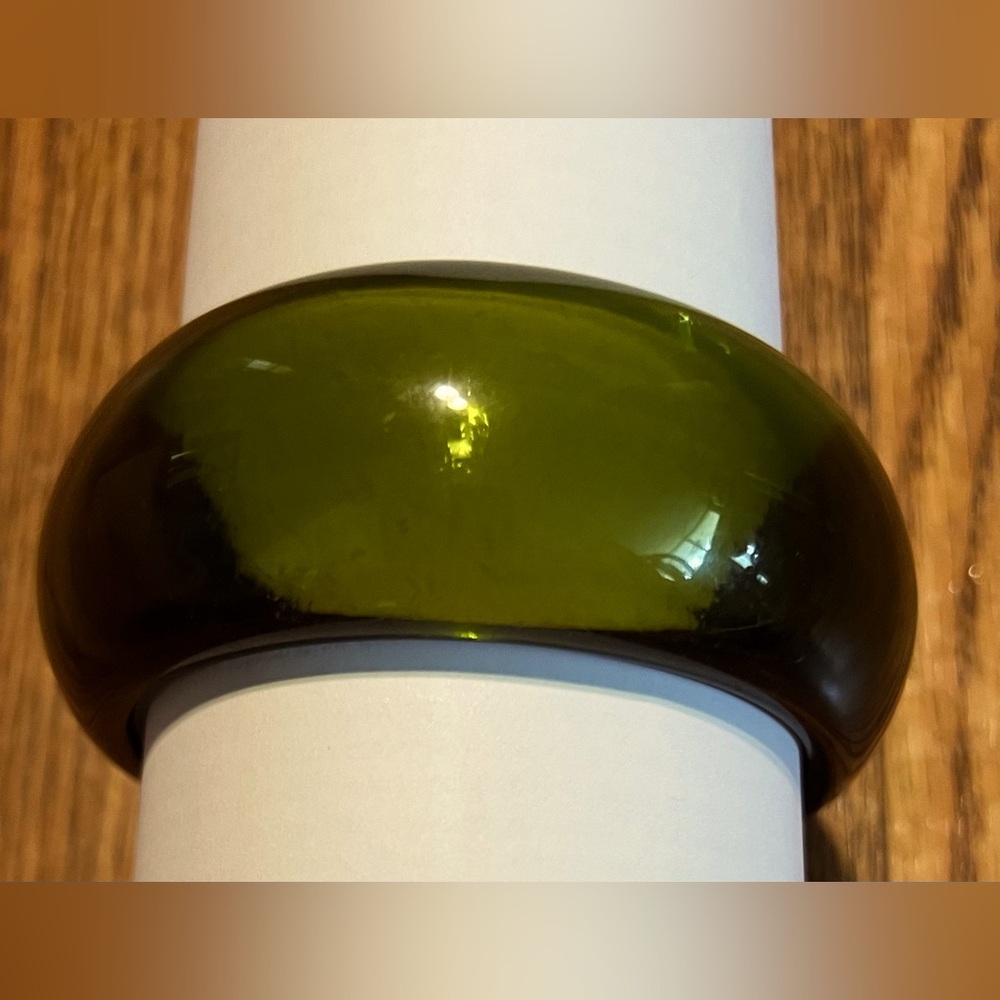 Beautiful green bracelet! Great for any occasion & any outfit.
